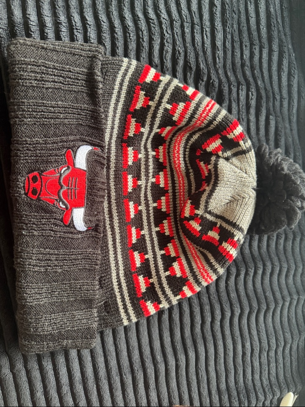 Chicago bulls beanie knit cap cuffed with Pom Mitchell & ness black red NBA
